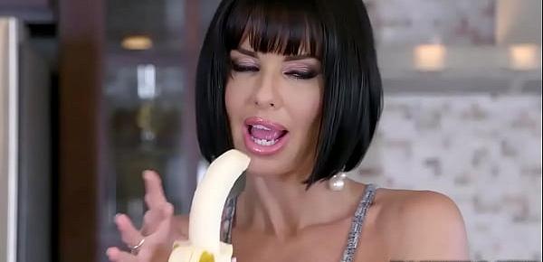  Buddy Hollywoods big bad banana suck by hot lonely milf Veronica Avluv